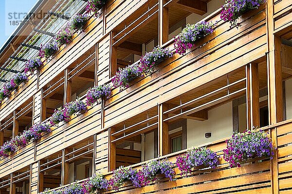 Traditioneller Blumenschmuck auf einem Chalet in der Region Trentino  Dolomitengebiet  Italien  Europa