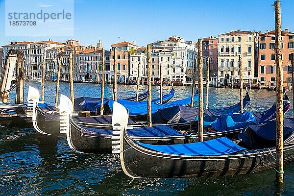 Die Gondel ist ein traditionelles venezianisches Ruderboot mit flachem Boden  ein sehr berühmtes Wahrzeichen der Stadt Venedig