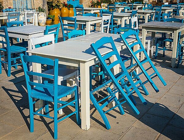 Tische und Stühle in einem traditionellen italienischen Restaurant in Marzamemi Sizilien an einem sonnigen Tag