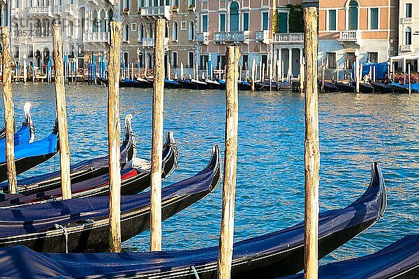 Die Gondel ist ein traditionelles venezianisches Ruderboot mit flachem Boden  ein Wahrzeichen der Stadt Venedig