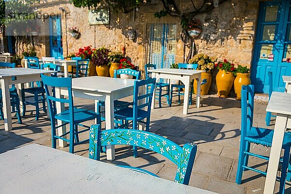 Tische und Stühle in einem traditionellen italienischen Restaurant in Marzamemi Sizilien an einem sonnigen Tag