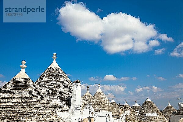 Alberobello  Region Apulien  Süditalien. Traditionelle Dächer der Trulli  originelle und alte Häuser dieser Region