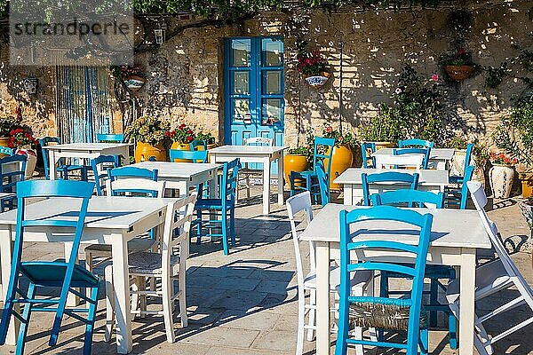 Tische und Stühle in einem traditionellen italienischen Restaurant in Marzamemi Sizilien an einem sonnigen Tag