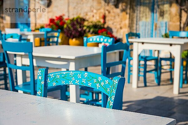 Tische und Stühle in einem traditionellen italienischen Restaurant in Marzamemi Sizilien an einem sonnigen Tag