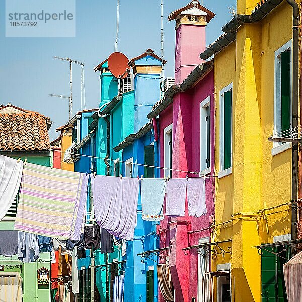 Die Insel Burano  in der Nähe von Venedig. Traditionelle farbige Häuser an einem sonnigen Tag