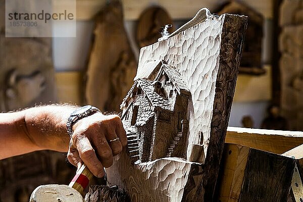 Detail eines kaukasischen Gelehrten mittleren Alters bei der Arbeit auf Holz  natürliches Tageslicht