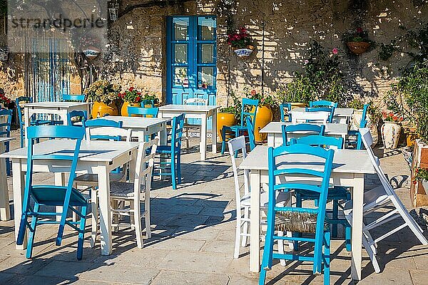 Tische und Stühle in einem traditionellen italienischen Restaurant in Marzamemi Sizilien an einem sonnigen Tag