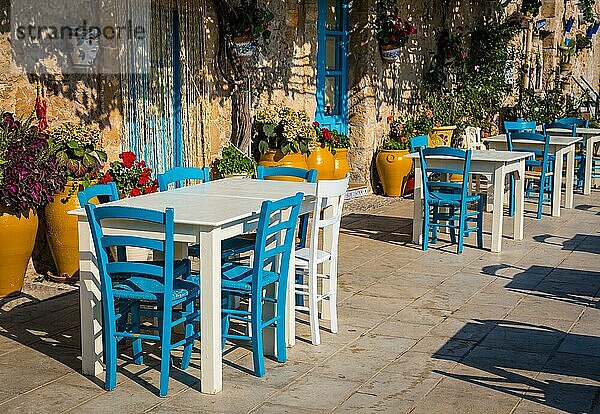 Tische und Stühle in einem traditionellen italienischen Restaurant in Marzamemi Sizilien an einem sonnigen Tag