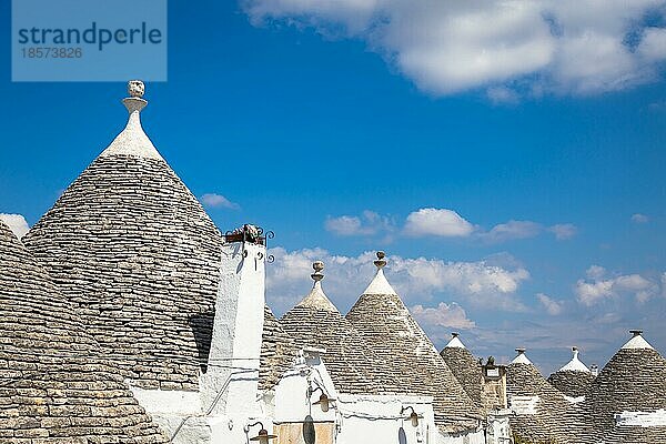 Alberobello  Region Apulien  Süditalien. Traditionelle Dächer der Trulli  originelle und alte Häuser dieser Region