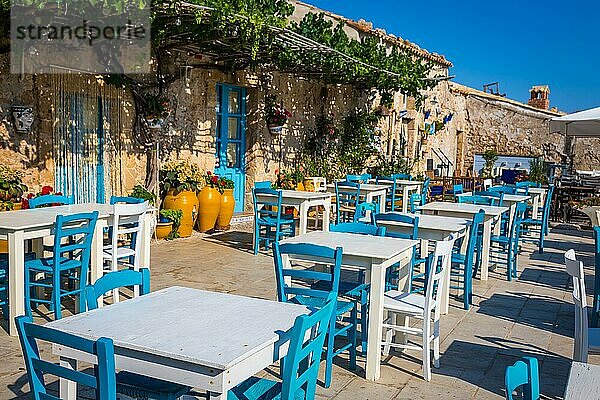 Tische und Stühle in einem traditionellen italienischen Restaurant in Marzamemi Sizilien an einem sonnigen Tag