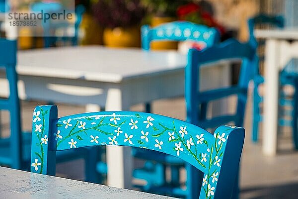 Tische und Stühle in einem traditionellen italienischen Restaurant in Marzamemi Sizilien an einem sonnigen Tag