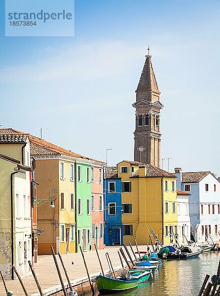 Die Insel Burano  in der Nähe von Venedig. Traditionelle farbige Häuser an einem sonnigen Tag