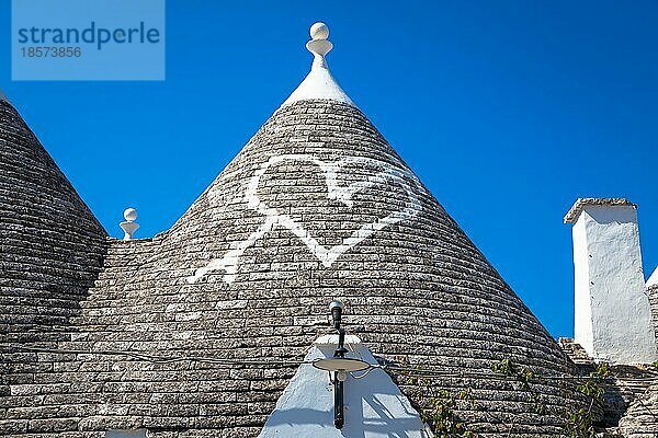 Alberobello  Region Apulien  Süditalien. Traditionelle Dächer der Trulli  originelle und alte Häuser dieser Region