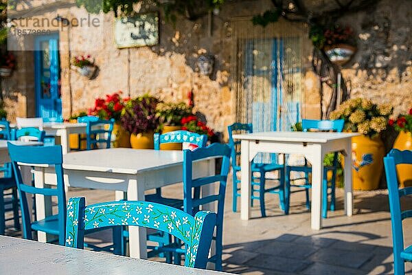 Tische und Stühle in einem traditionellen italienischen Restaurant in Marzamemi Sizilien an einem sonnigen Tag