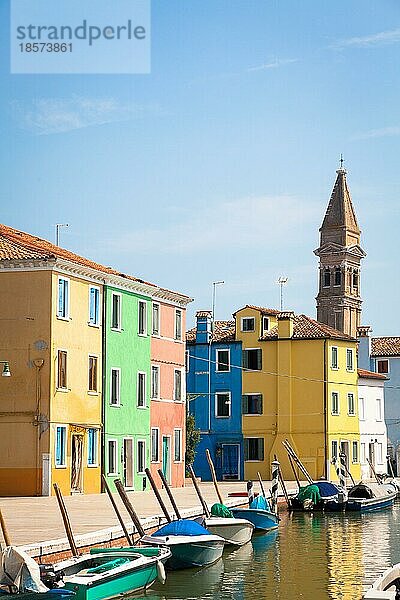 Die Insel Burano  in der Nähe von Venedig. Traditionelle farbige Häuser an einem sonnigen Tag