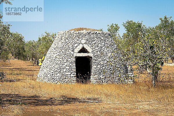 Dieses traditionelle Lagerhaus wird im lokalen Dialekt Furnieddhu genannt. Die gesamte Struktur ist aus Stein und wurde zur Reparatur landwirtschaftlicher Geräte auf dem Land verwendet