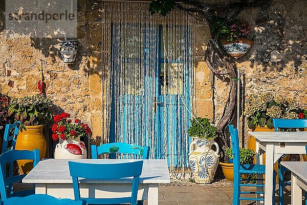 Tische und Stühle in einem traditionellen italienischen Restaurant in Marzamemi Sizilien an einem sonnigen Tag