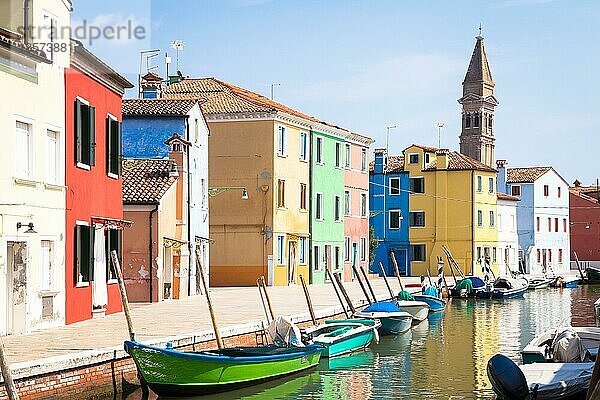 Die Insel Burano  in der Nähe von Venedig. Traditionelle farbige Häuser an einem sonnigen Tag