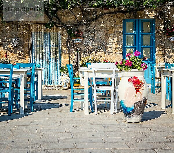 Tische und Stühle in einem traditionellen italienischen Restaurant in Marzamemi Sizilien an einem sonnigen Tag