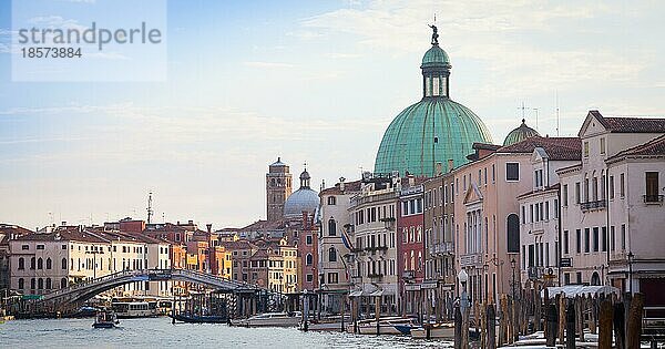 Traditioneller Kanal in Venedig von einem der schönsten Aussichtspunkte