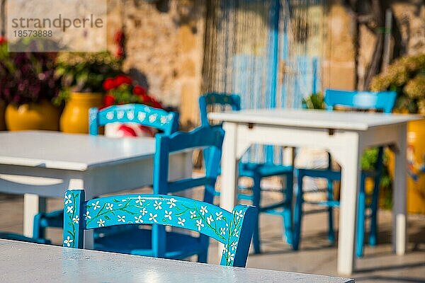 Tische und Stühle in einem traditionellen italienischen Restaurant in Marzamemi Sizilien an einem sonnigen Tag