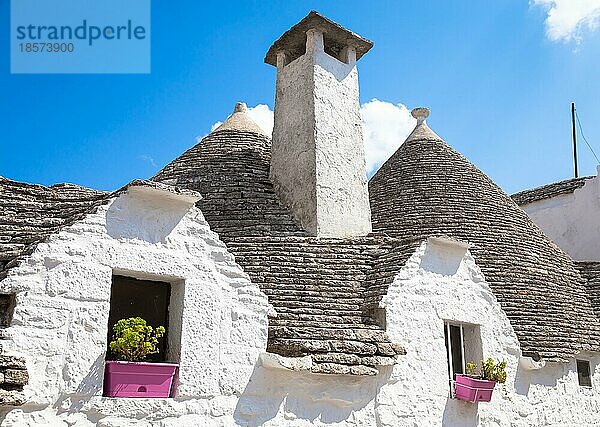 Alberobello  Region Apulien  Süditalien. Traditionelle Dächer der Trulli  originelle und alte Häuser dieser Region