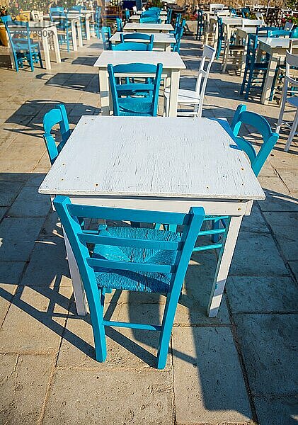 Tische und Stühle in einem traditionellen italienischen Restaurant in Marzamemi Sizilien an einem sonnigen Tag