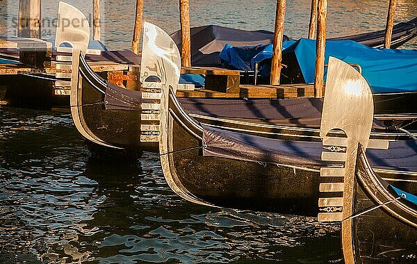 Die Gondel ist ein traditionelles venezianisches Ruderboot mit flachem Boden  ein sehr berühmtes Wahrzeichen der Stadt Venedig