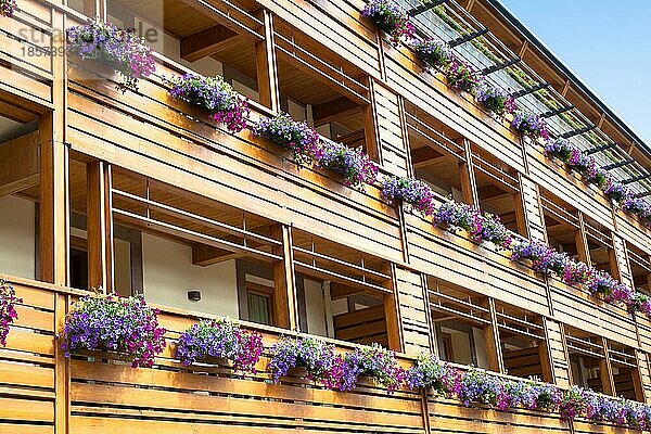 Traditioneller Blumenschmuck auf einem Chalet in der Region Trentino  Dolomitengebiet  Italien  Europa