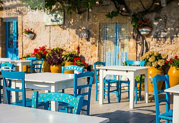 Tische und Stühle in einem traditionellen italienischen Restaurant in Marzamemi Sizilien an einem sonnigen Tag