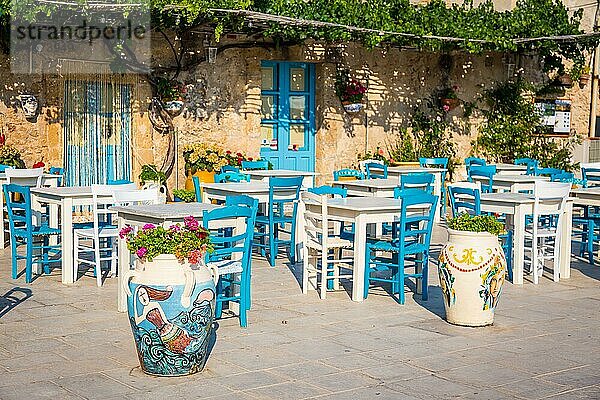 Tische und Stühle in einem traditionellen italienischen Restaurant in Marzamemi Sizilien an einem sonnigen Tag