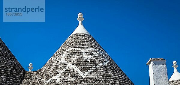 Alberobello  Region Apulien  Süditalien. Traditionelle Dächer der Trulli  originelle und alte Häuser dieser Region