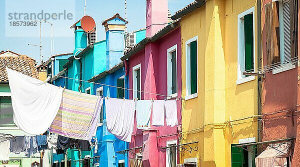 Die Insel Burano  in der Nähe von Venedig. Traditionelle farbige Häuser an einem sonnigen Tag