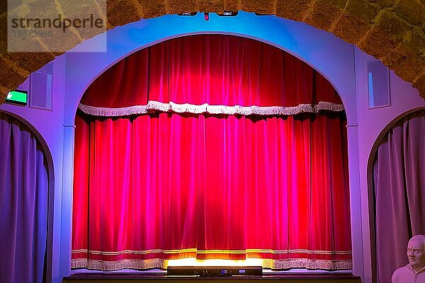 Ein roter Vorhang in einem alten und sehr kleinen italienischen Theater