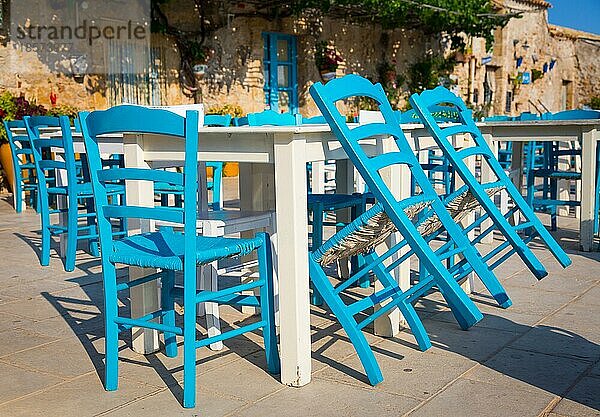 Tische und Stühle in einem traditionellen italienischen Restaurant in Marzamemi Sizilien an einem sonnigen Tag