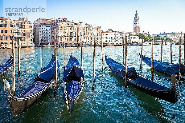 Die Gondel ist ein traditionelles venezianisches Ruderboot mit flachem Boden  ein sehr berühmtes Wahrzeichen der Stadt Venedig