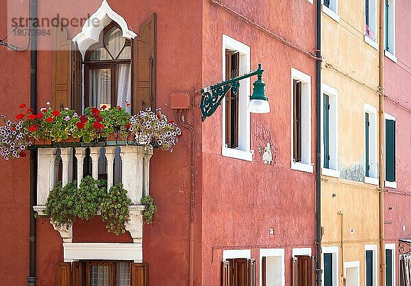 Die Insel Burano  in der Nähe von Venedig. Traditionelle farbige Häuser an einem sonnigen Tag