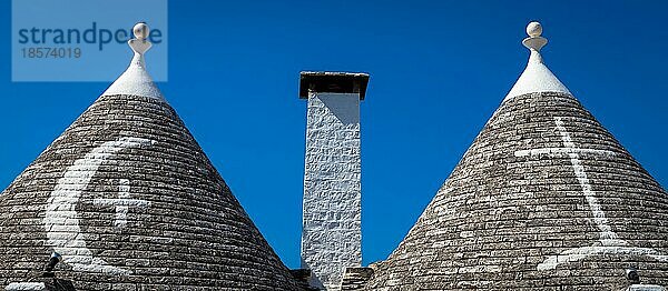 Alberobello  Region Apulien  Süditalien. Traditionelle Dächer der Trulli  originelle und alte Häuser dieser Region