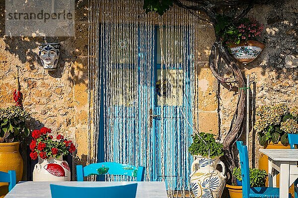 Tische und Stühle in einem traditionellen italienischen Restaurant in Marzamemi Sizilien an einem sonnigen Tag