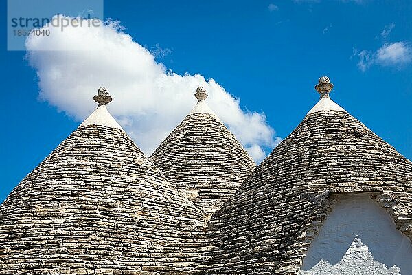 Alberobello  Region Apulien  Süditalien. Traditionelle Dächer der Trulli  originelle und alte Häuser dieser Region