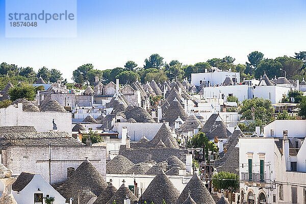 Alberobello  Region Apulien  Süditalien. Traditionelle Dächer der Trulli  originelle und alte Häuser dieser Region