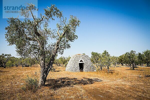 Dieses traditionelle Lagerhaus wird im lokalen Dialekt Furnieddhu genannt. Die gesamte Struktur besteht aus Stein und wurde zur Reparatur landwirtschaftlicher Geräte auf dem Land verwendet
