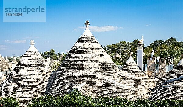 Alberobello  Region Apulien  Süditalien. Traditionelle Dächer der Trulli  originelle und alte Häuser dieser Region