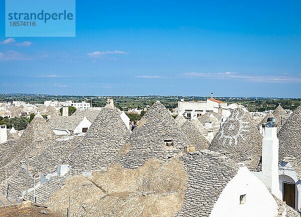 Alberobello  Region Apulien  Süditalien. Traditionelle Dächer der Trulli  originelle und alte Häuser dieser Region