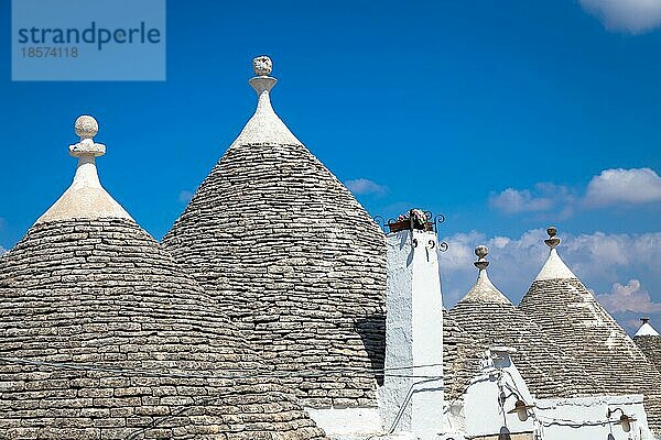 Alberobello  Region Apulien  Süditalien. Traditionelle Dächer der Trulli  originelle und alte Häuser dieser Region