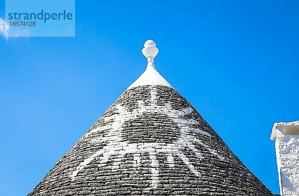 Alberobello  Region Apulien  Süditalien. Traditionelle Dächer der Trulli  originelle und alte Häuser dieser Region