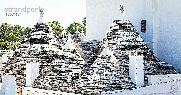 Alberobello  Region Apulien  Süditalien. Traditionelle Dächer der Trulli  originelle und alte Häuser dieser Region