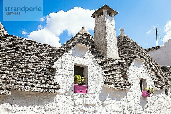 Alberobello  Region Apulien  Süditalien. Traditionelle Dächer der Trulli  originelle und alte Häuser dieser Region