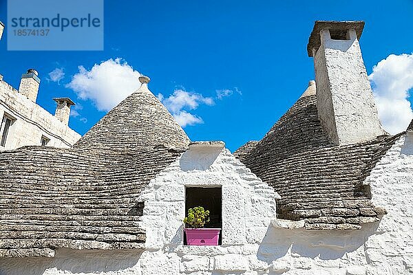 Alberobello  Region Apulien  Süditalien. Traditionelle Dächer der Trulli  originelle und alte Häuser dieser Region