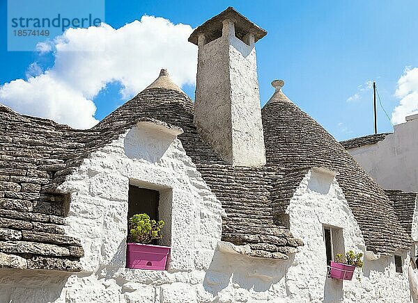 Alberobello  Region Apulien  Süditalien. Traditionelle Dächer der Trulli  originelle und alte Häuser dieser Region